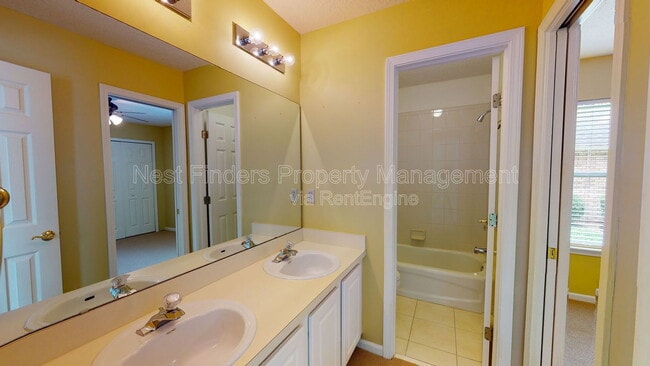 Building Photo - 11861 Lake Fern Dr