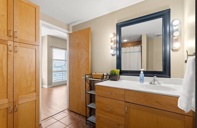 Building Photo - Piazza Condo - Fully Furnished 2bd/2ba - S...