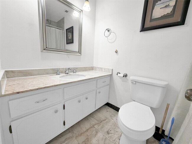 Building Photo - 405 N Ocean Blvd