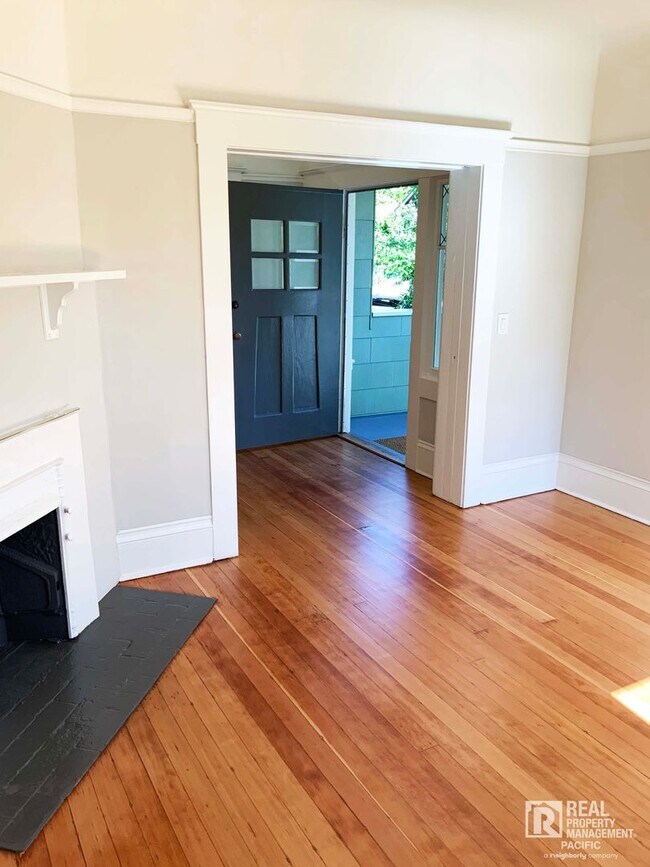 Building Photo - Spacious 4 Bedroom / 1.5 Bath near UC Campus