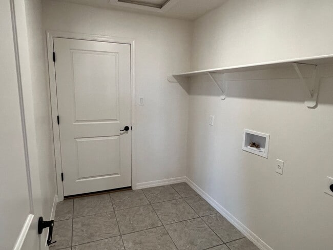 Building Photo - 3 Bedroom Split Floor Plan with 2 bathroom...