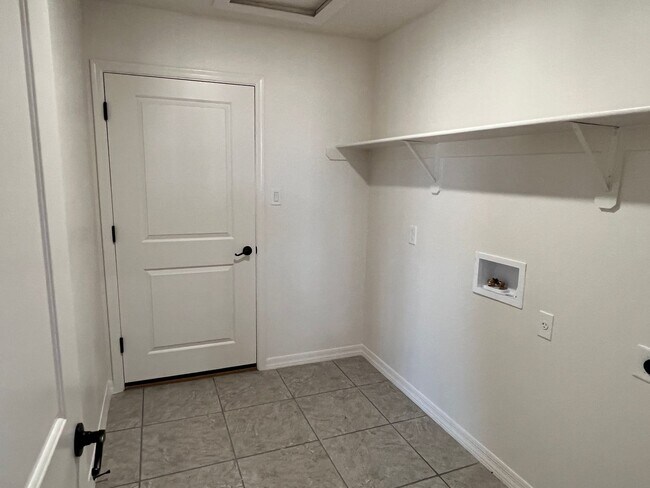Building Photo - 3 Bedroom Split Floor Plan with 2 bathrooms