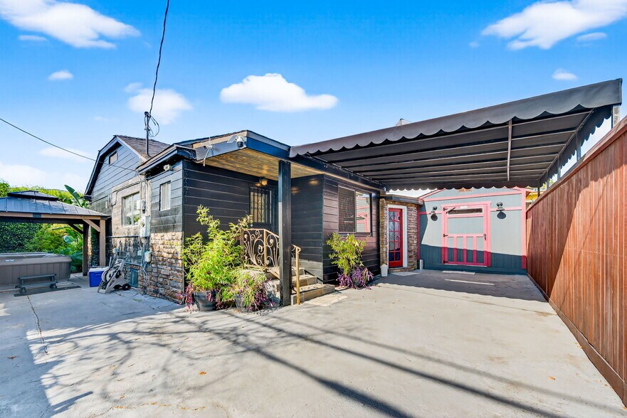 Building Photo - 1200 Tamarind Ave