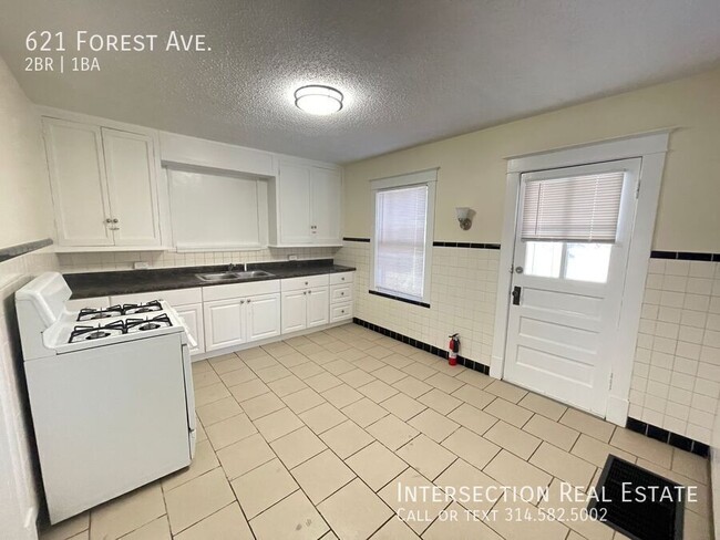 Building Photo - 621 Forest Ave