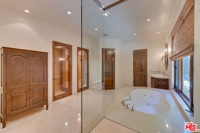 Building Photo - 9530 Hidden Valley Rd