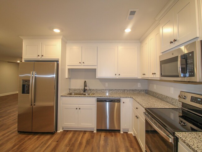 Building Photo - MOVE IN Special - 1st Month Rent FREE - Ca...