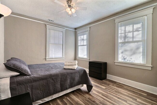 Building Photo - Large 2BR/1BA Downtown House Steps From Daffin Park