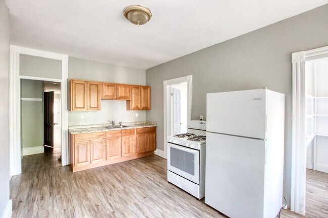 Building Photo - OVERSIZED 3 bedroom 1 bathroom Apartment