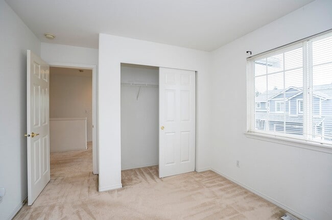 Building Photo - Spacious 4-Bedroom in Renton’s Serenity Ridge