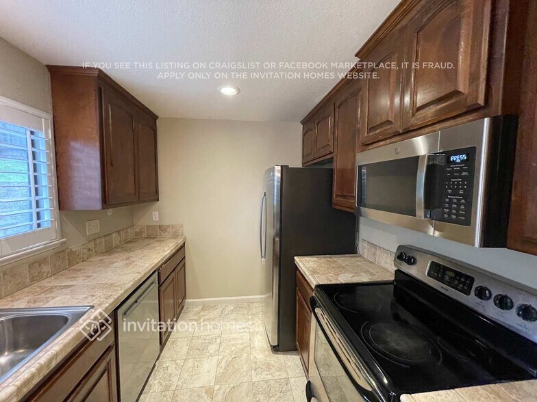 Building Photo - 2810 Iris Ct