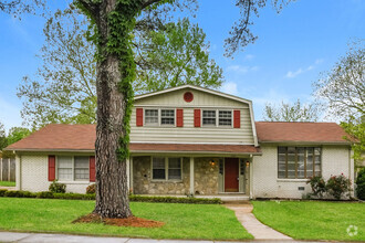 Building Photo - Large 4 Bedroom Home!