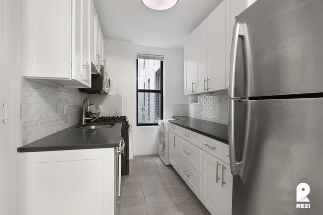 Building Photo - 15 W 55th St