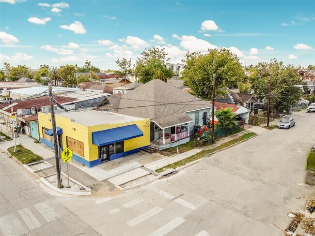 Building Photo - 2303 Chestnut St