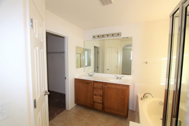 Building Photo - Well maintained home with open floorplan i...