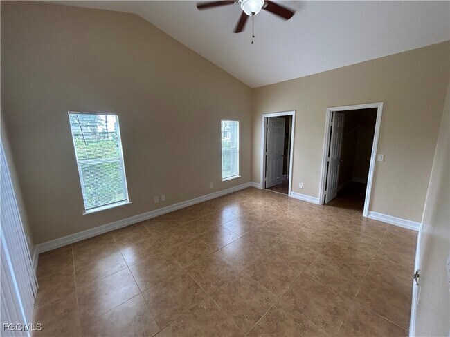Building Photo - 717 Foxtail St E