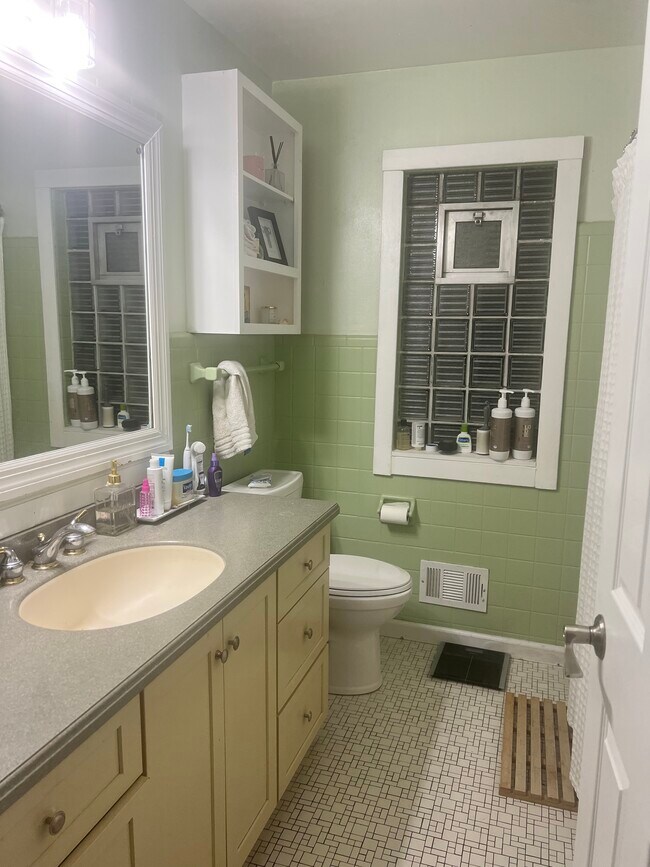 Building Photo - 12400 Laurel Ln