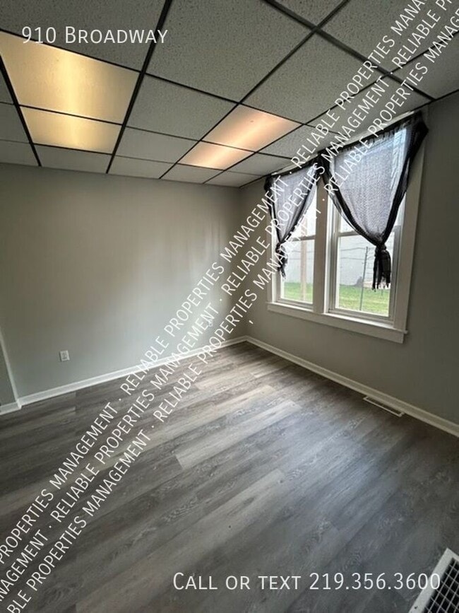 Building Photo - 910 Broadway-