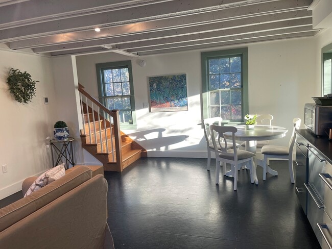 Building Photo - 2 Summit St