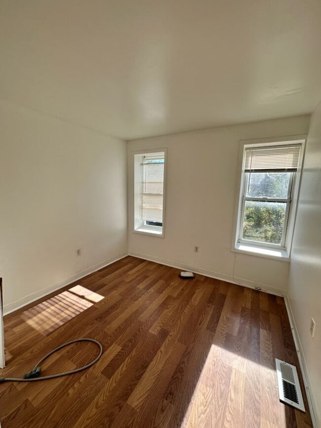 Building Photo - Affordable rowhome close to downtown Baltimore!