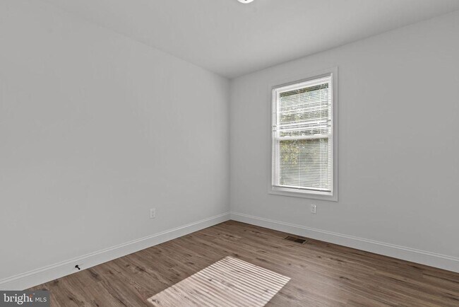Building Photo - 224 Buckley St