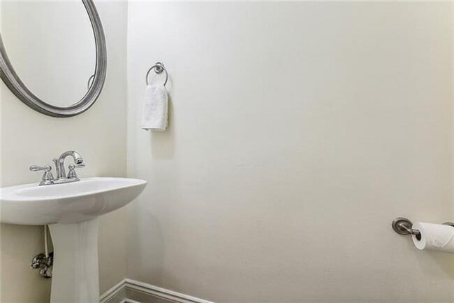 Building Photo - 3 Bedroom Townhouse in Gated Community off...