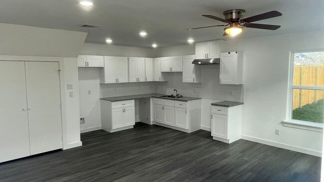 Building Photo - Beautiful house, perfect for families!!