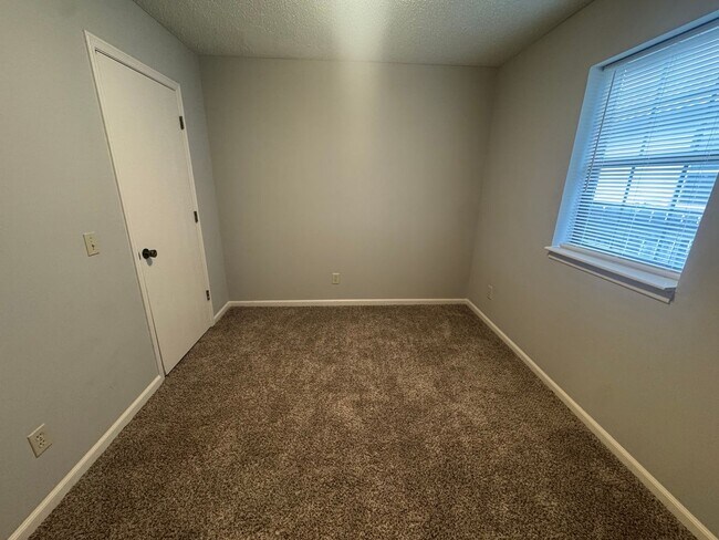 Building Photo - 2BR 1BA Triplex • Private Backyard in Downtown Smithville