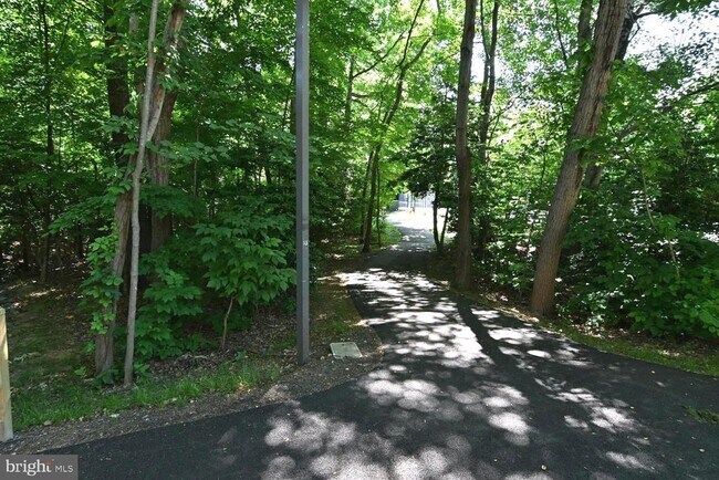 Building Photo - 2220 Springwood Dr