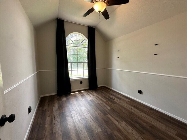 Building Photo - 243 Fantasy Ln