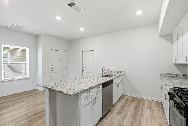 Building Photo - 402 Marsh Ln