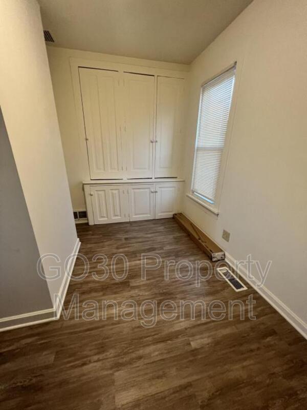 Building Photo - 403 Steel St