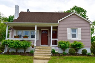 Building Photo - 306 Cedar St