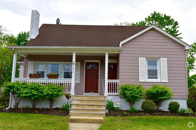 Building Photo - 306 Cedar St