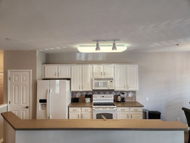 Building Photo - 3 Bedroom 2 Bathroom Condo in Belle Vista Gated Community