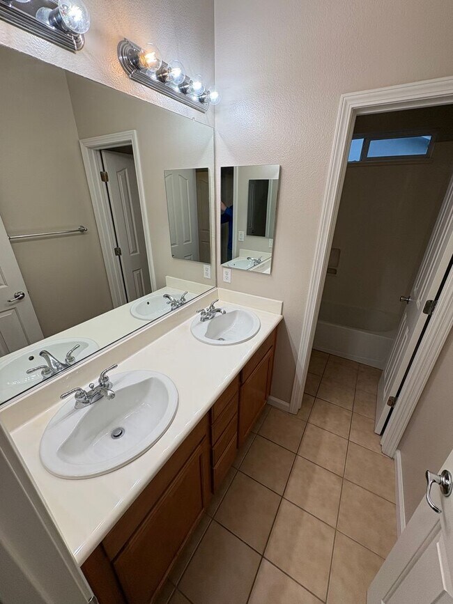 Building Photo - Gorgeous 5 Bedroom, 3.5 Bath Mountain House Home