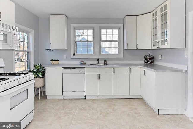 Building Photo - 2104 S Nelson St