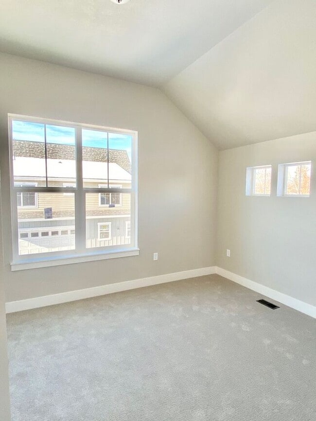 Building Photo - Stunning 3bd, 2ba Home Close To Downtown L...