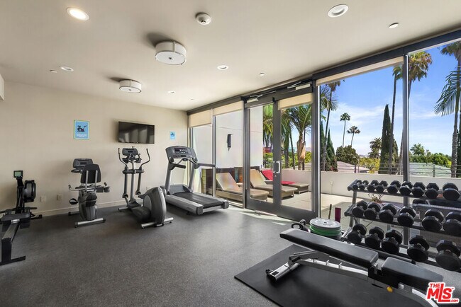 Building Photo - 447 N Doheny Dr