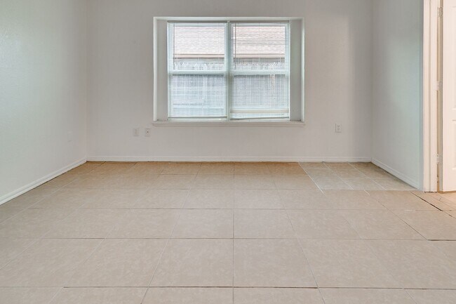 Building Photo - Great Freshly updated 3 bed 2 bath!