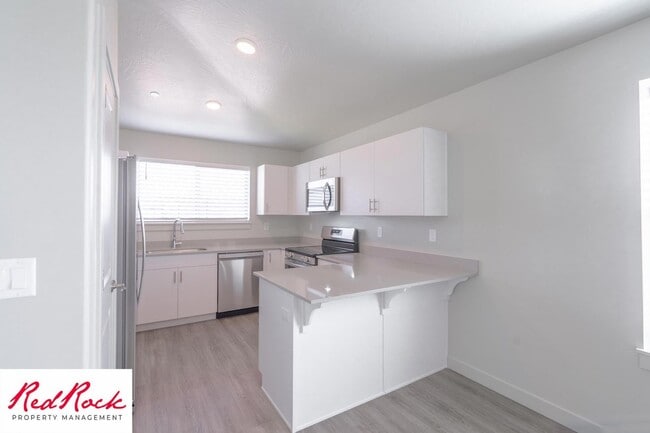 Building Photo - Charming 2 Bedroom End Unit Condo - Pet Friendly!