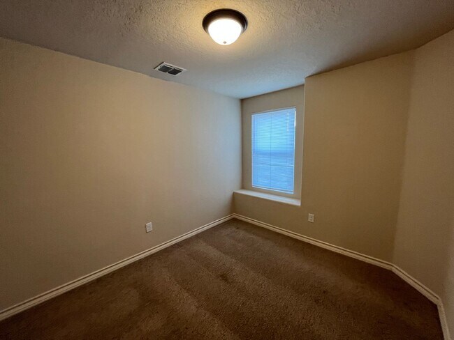 Building Photo - 6866 Lakeview Dr.