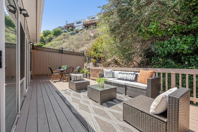 Building Photo - Beautiful 3 Bedroom 2 Bathroom Single Fami...