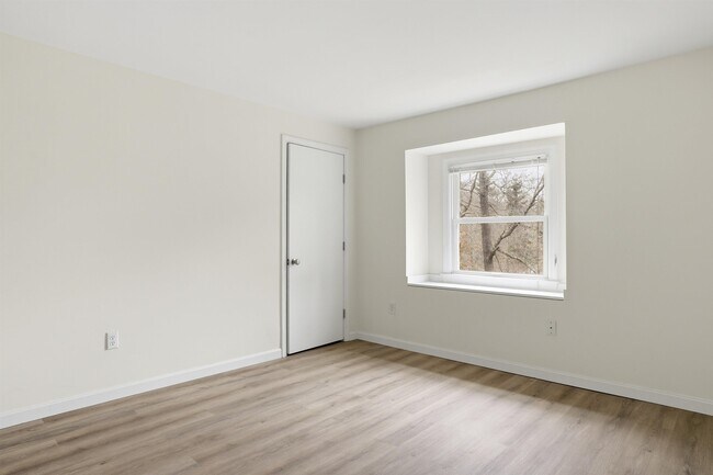 Building Photo - 4 Linda Ln