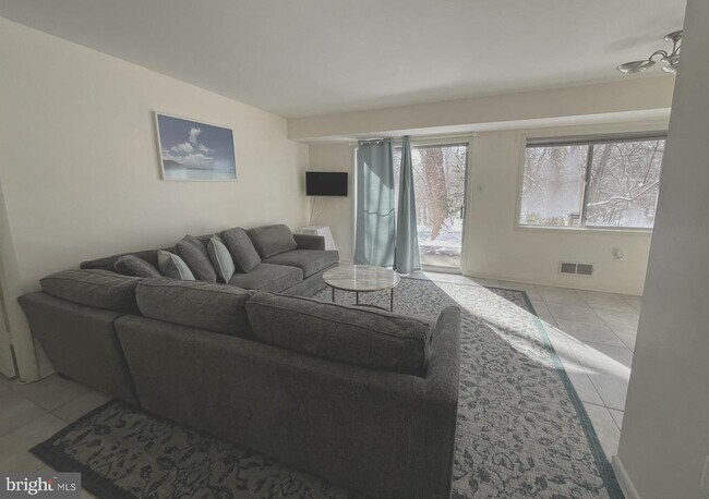 Building Photo - 10670 Weymouth St