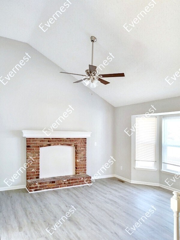 Building Photo - 4 Bed/2 Bath Home with Garage / Pet-Friendly / Coming Soon!