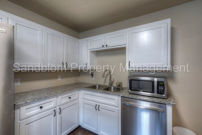 Building Photo - FOR LEASE | Sand Springs | $1445 Rent | Av...