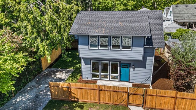 Building Photo - Spacious 4-Bedroom Home in South Capitol O...