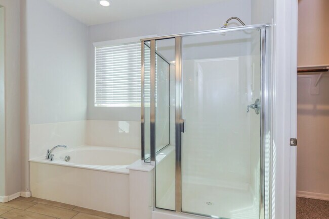 Building Photo - 3710 E Robert St