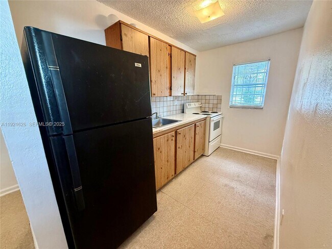 Building Photo - 724 SW 11th Ave