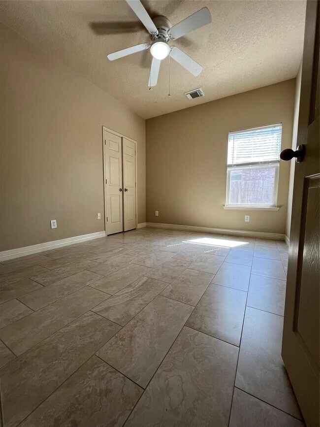 Building Photo - 27410 Tracy Ridge Ct